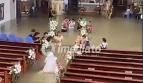 VEJA VÍDEO: Casal mantém casamento mesmo com igreja alagada e noiva entra na cerimônia com água na cintura