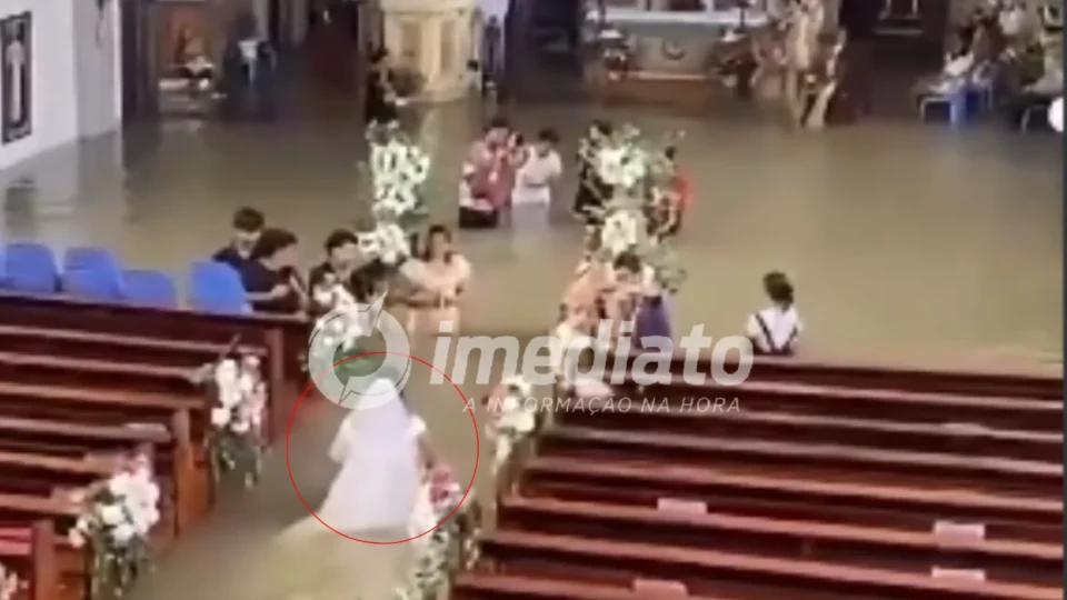 VEJA VÍDEO: Casal mantém casamento mesmo com igreja alagada e noiva entra na cerimônia com água na cintura