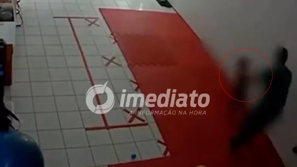 VEJA VÍDEO: Criança autista e não verbal sofre fratura grave após ser arremessada contra o chão durante terapia