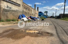 Abandono toma conta de rua no Buritis com buracos e montanhas de lixo