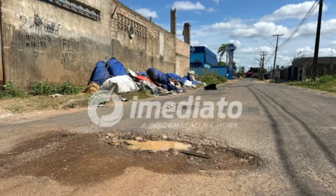 Abandono toma conta de rua no Buritis com buracos e montanhas de lixo