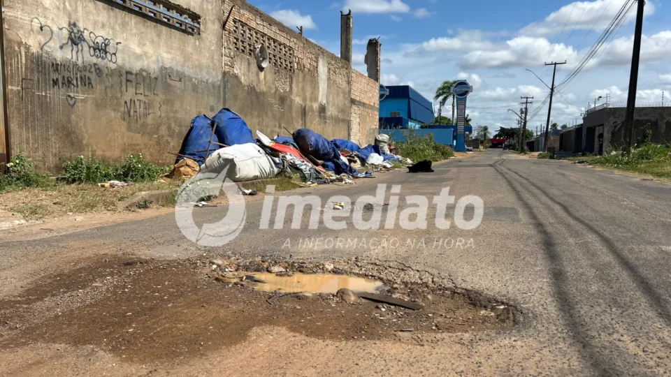 Abandono toma conta de rua no Buritis com buracos e montanhas de lixo