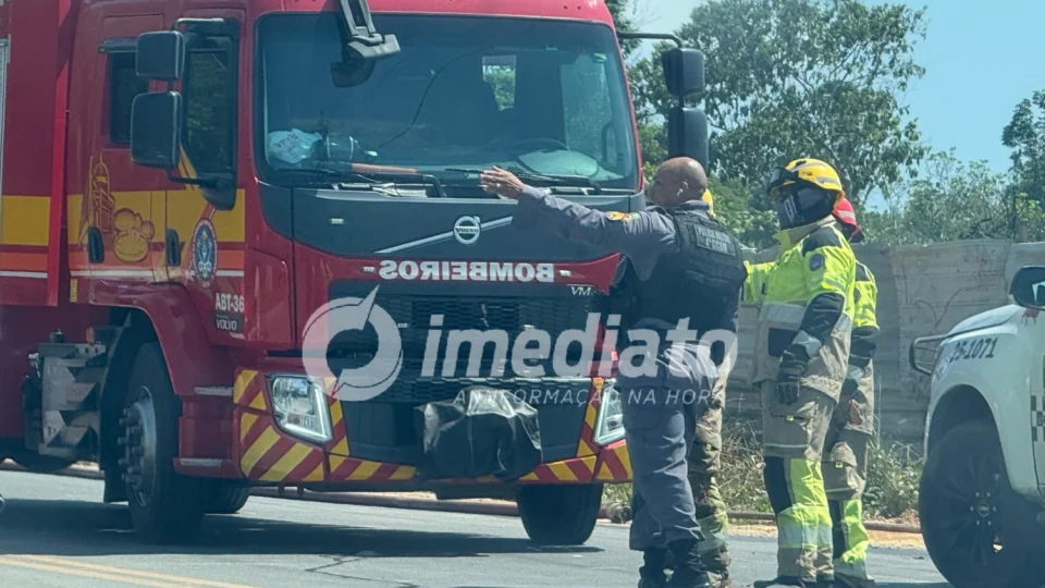 VEJA IMAGENS: Dois incêndios de grandes proporções atingem áreas distintas no Distrito Industrial 2