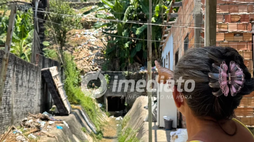 PERIGO NO ZUMBI 1: Lixo e barro ameaçam casas durante as chuvas em Manaus