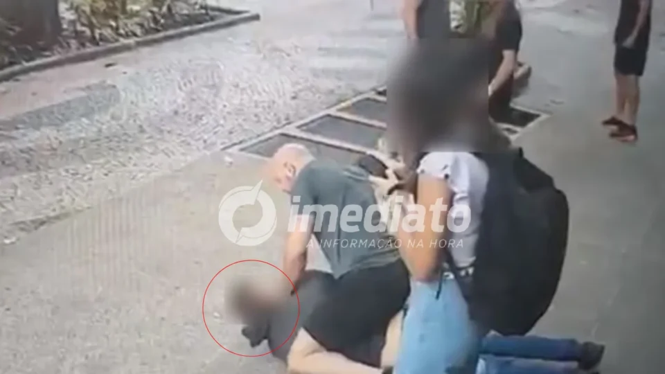 VEJA VÍDEO: Homem toma celular da ex-companheira para ver conversas e é contido por delegado