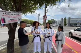 Atletas de karatê vendem garrafinhas nos sinais para arrecadar recursos para Mundial na Turquia