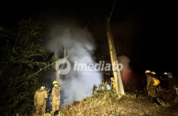 Incêndio toma conta de área de mata e ameaça fiação elétrica no Tarumã