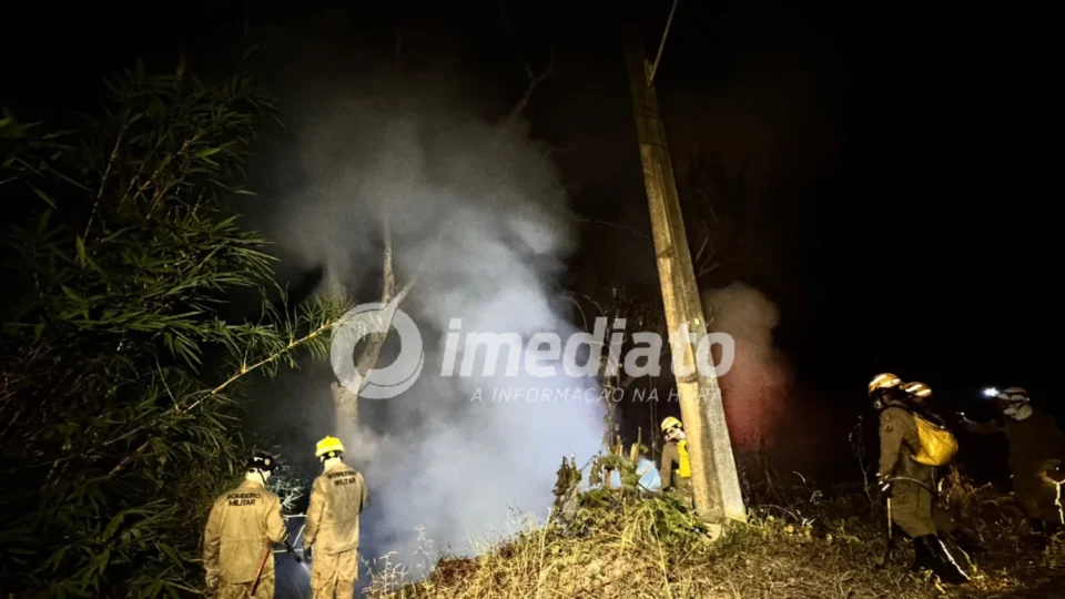 Incêndio toma conta de área de mata e ameaça fiação elétrica no Tarumã