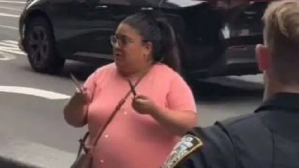 VÍDEO: Mulher esfaqueia duas pessoas em Times Square e é morta pela polícia