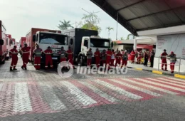Trabalhadores paralisam atividades e protestam por melhores condições de trabalho em frente à Solar Coca-Cola em Manaus