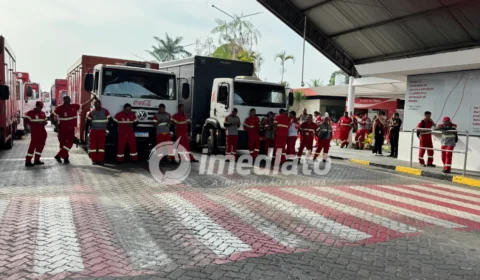 Trabalhadores paralisam atividades e protestam por melhores condições de trabalho em frente à Solar Coca-Cola em Manaus