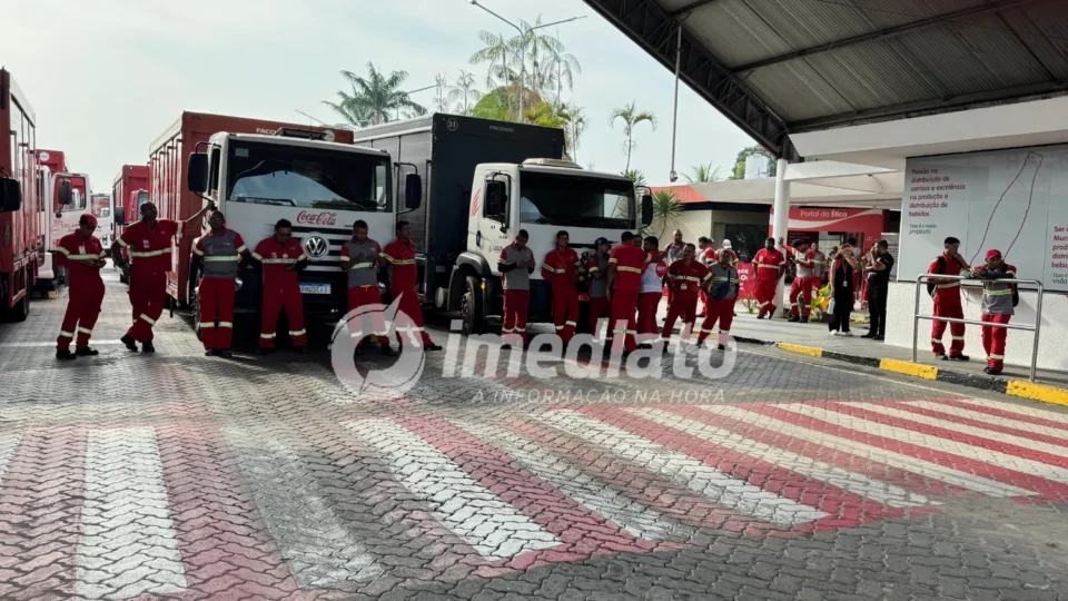 Trabalhadores paralisam atividades e protestam por melhores condições de trabalho em frente à Solar Coca-Cola em Manaus