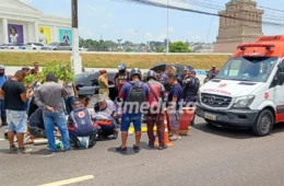 VEJA FOTOS: Passageira tem perna esmagada após moto ser atingida por carreta na Avenida das Torres