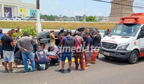 VEJA FOTOS: Passageira tem perna esmagada após moto ser atingida por carreta na Avenida das Torres
