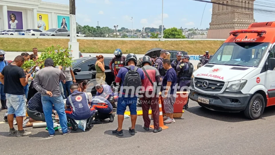 VEJA FOTOS: Passageira tem perna esmagada após moto ser atingida por carreta na Avenida das Torres