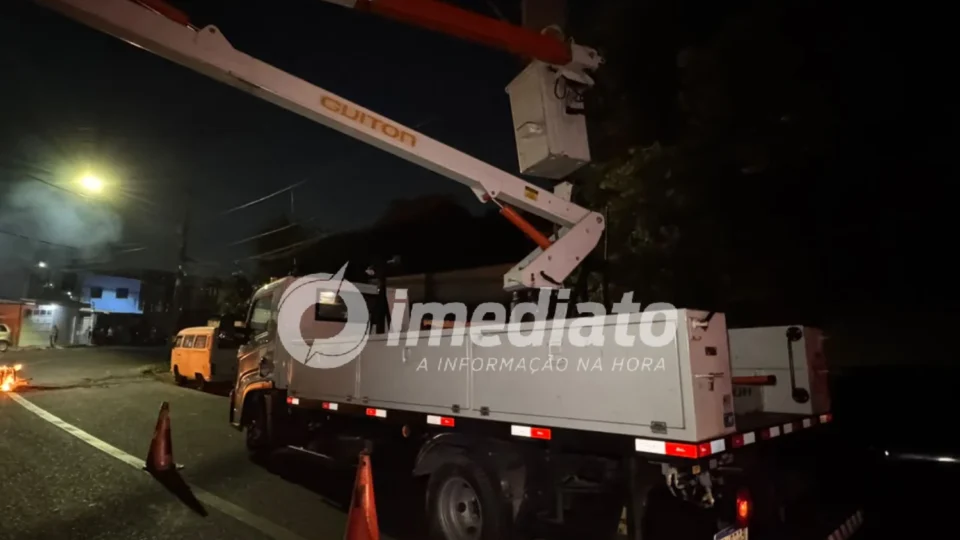 Moradores do Japiim protestam após mais de 12 horas sem energia e denunciam falhas em transformadores