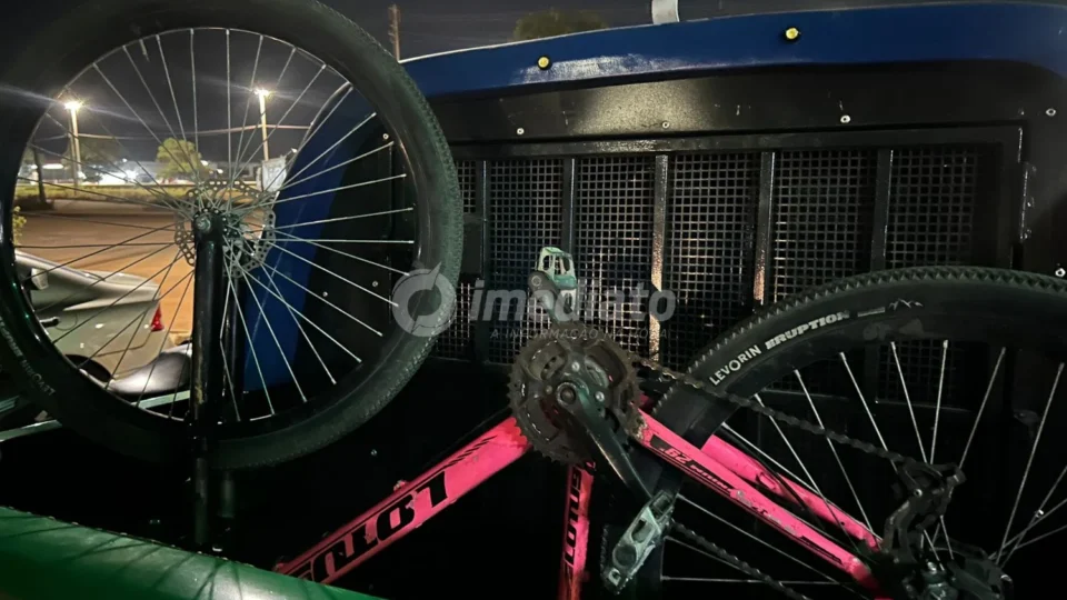 VEJA: Suspeito é preso após ser flagrado com bicicleta furtada de adolescente em Boa Vista