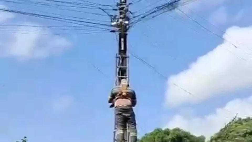 CHOQUE NO ALTO DO POSTE: trabalhador fica inconsciente e é resgatado em Macapá