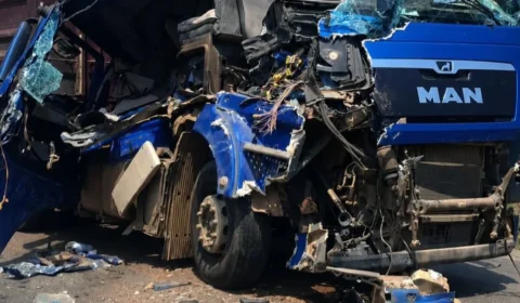 Batida entre dois caminhões bloqueia trecho da BR-364, em Ariquemes