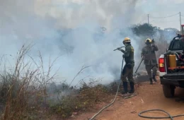 AGORA: Incêndio atinge área próxima ao antigo Balneário Papo D’Skina, em Porto Velho