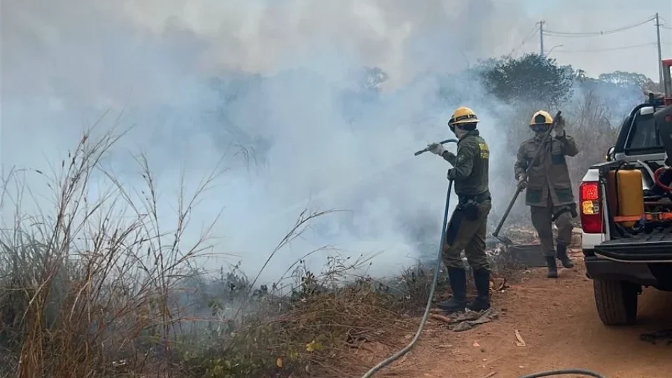 AGORA: Incêndio atinge área próxima ao antigo Balneário Papo D’Skina, em Porto Velho