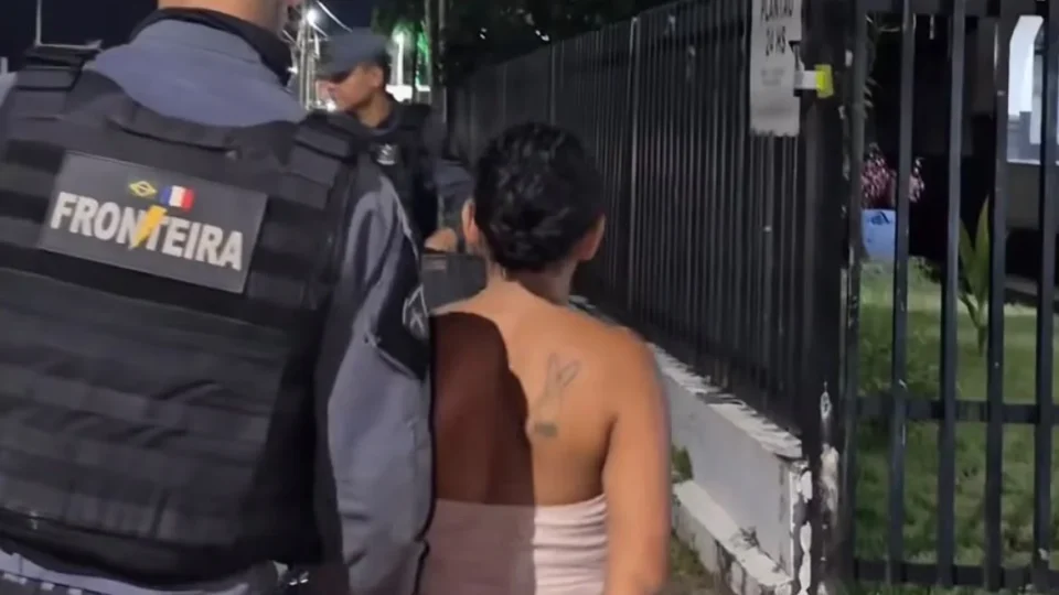 CASA COM CRIANÇAS: mulher é presa com drogas e 25 munições em Oiapoque