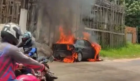 Carro pega fogo após gerador explodir e cair sobre veículo em distrito de Belém