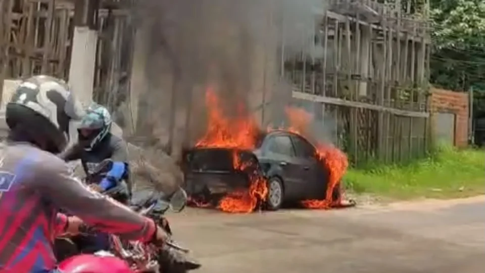 Carro pega fogo após gerador explodir e cair sobre veículo em distrito de Belém