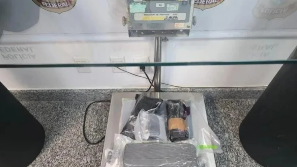 VIAGEM INTERROMPIDA |  Amazonense é preso no Rio com 5,5 kg de cocaína que seriam levados para Espanha