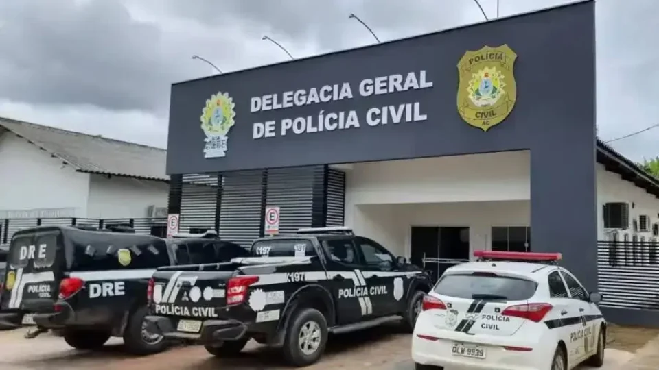 FUGA COM BRINDE: homem tenta furtar moto e abandona bolsa com carregador de tornozeleira