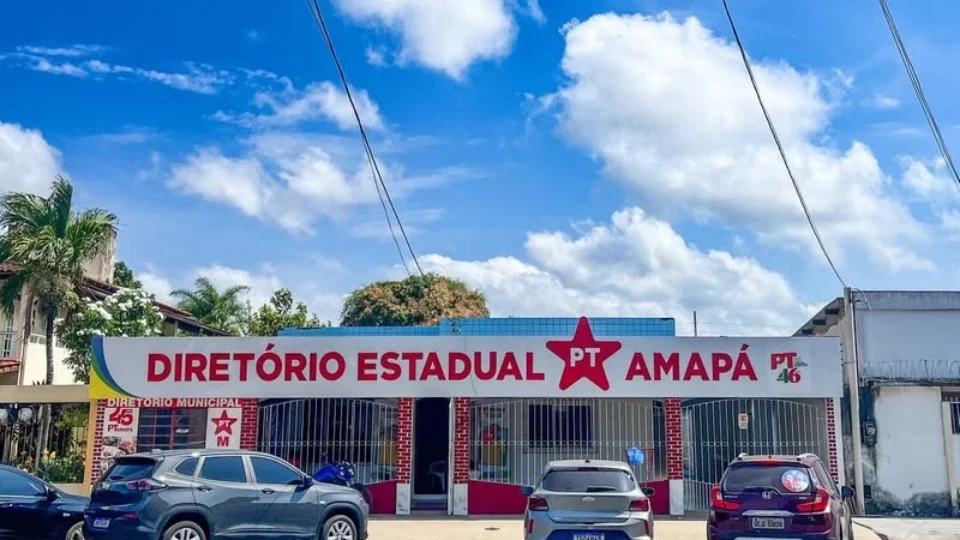 NA MADRUGADA: sede do PT é invadida e depredada em Macapá