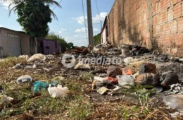 Buracos e acúmulo de lixo dificultam rotina de moradores no Lago Azul