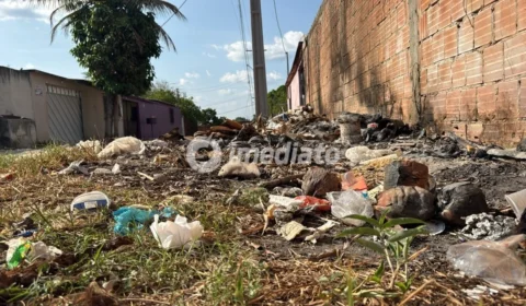 Buracos e acúmulo de lixo dificultam rotina de moradores no Lago Azul