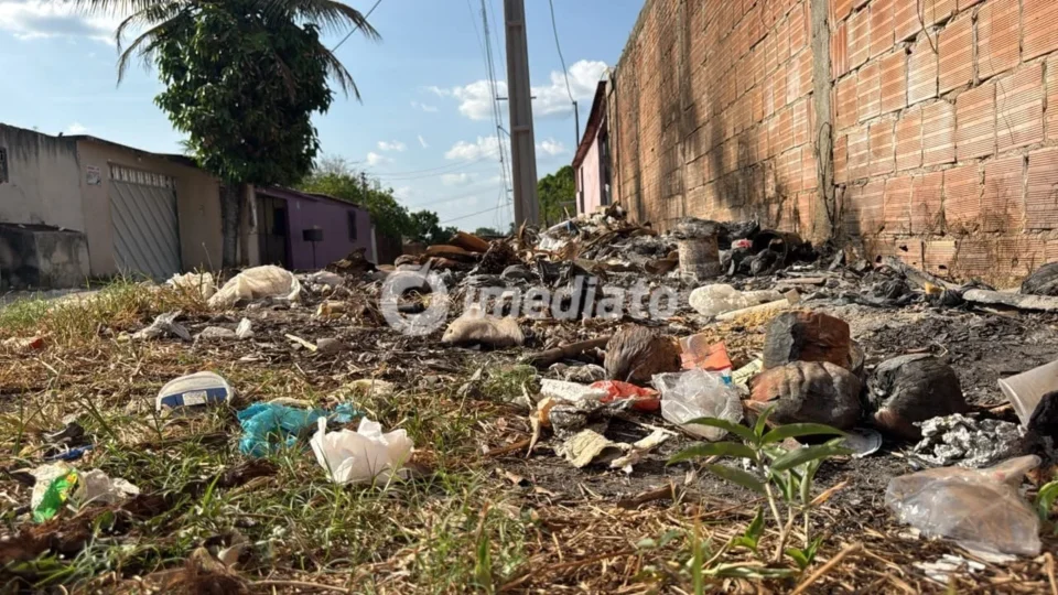 Buracos e acúmulo de lixo dificultam rotina de moradores no Lago Azul