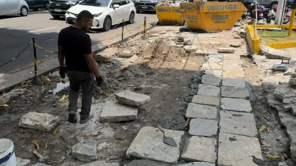 Rede de Fast Food recoloca calçamento histórico da avenida Nazaré depois de concretar piso