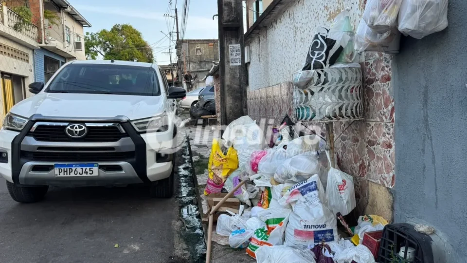 Moradores denunciam acúmulo de lixo após dias sem coleta no Nova Esperança, em Manaus
