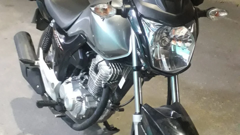 RÁPIDOS | Dupla furta motocicleta em menos de dois minutos e foge em Manaus