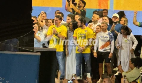 Flávio Bolsonaro e Maria do Carmo reúnem apoiadores da direita em evento de campanha em Manaus