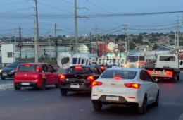 Trânsito fica pesado na Zona Leste de Manaus com semáforos com problemas e ônibus lotados