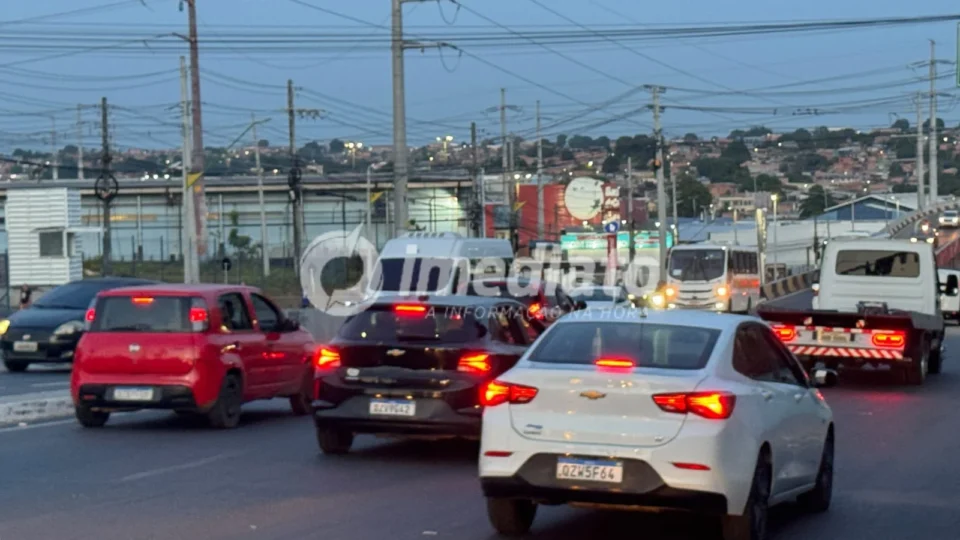 Trânsito fica pesado na Zona Leste de Manaus com semáforos com problemas e ônibus lotados