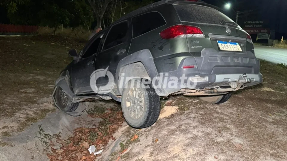 VEJA: Motorista perde controle e para em vala na M-010 após suposta perseguição em Manaus
