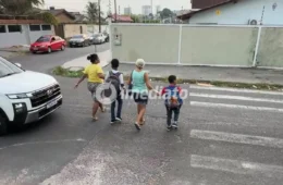 Pais denunciam falta de sinalização após criança ser atropelada em frente a escola no bairro Petrópolis