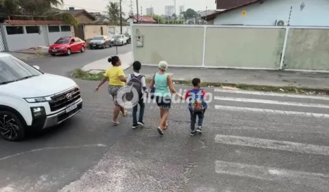 Pais denunciam falta de sinalização após criança ser atropelada em frente a escola no bairro Petrópolis