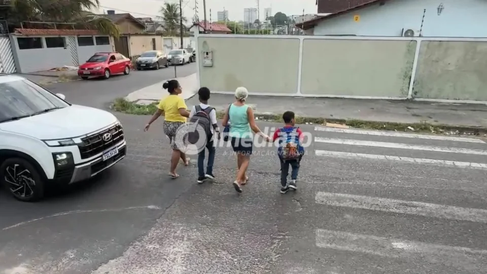 Pais denunciam falta de sinalização após criança ser atropelada em frente a escola no bairro Petrópolis