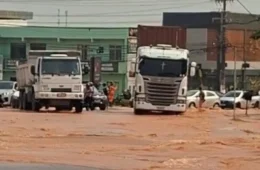 Trânsito é liberado após rompimento de adutoras causar alagamentos e falta d’água em Manaus