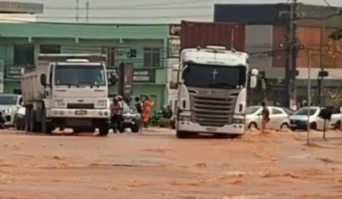 Trânsito é liberado após rompimento de adutoras causar alagamentos e falta d’água em Manaus