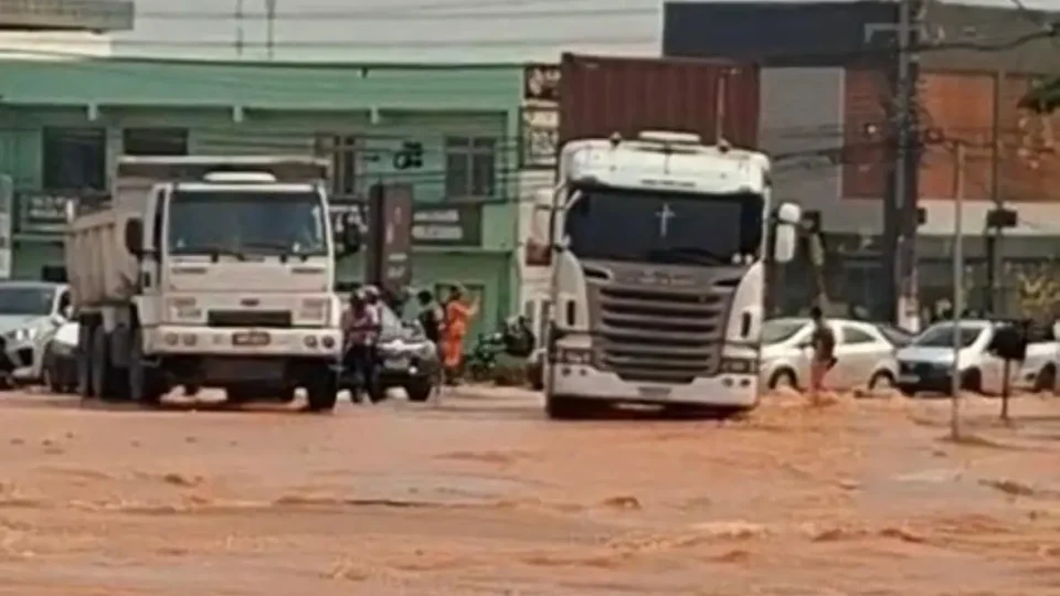 Trânsito é liberado após rompimento de adutoras causar alagamentos e falta d’água em Manaus