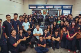 Estudantes conhecem equipamentos da Força Tática durante ação em escola de Manaus