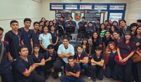 Estudantes conhecem equipamentos da Força Tática durante ação em escola de Manaus