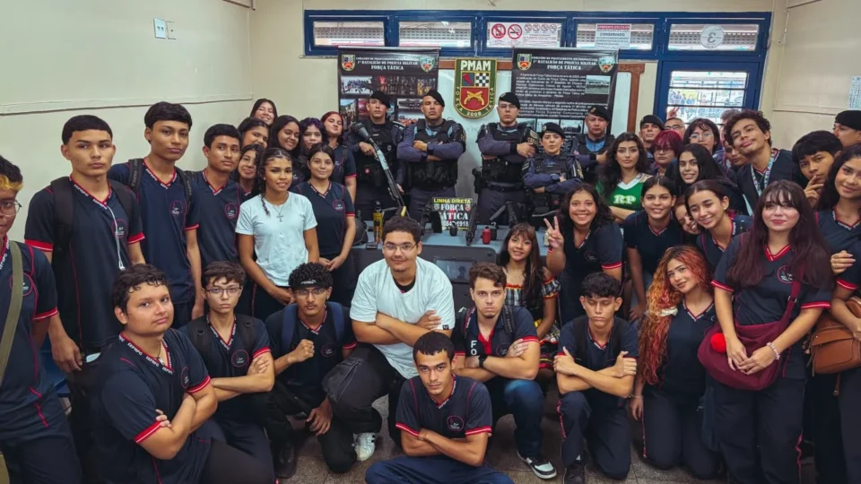 Estudantes conhecem equipamentos da Força Tática durante ação em escola de Manaus